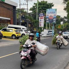 Bali - mężczyzna przewożący towar na motocyklu