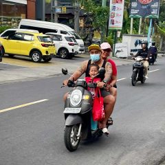 Bali - rodzina na motocyklu