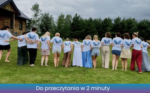 WIEM Wakacyjny Instytut Emocij. Kobiety odwrócone tyłem,ubrane w koszulki ze skrzydłami, obejmują się